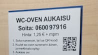Wc:n oven aukaisuohjekyltti.