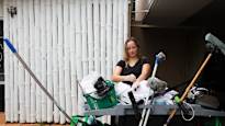 Olivia Tast, 29, siivoaa Australiassa, vaikka tienaisi 70 000 euroa oman alan töissä