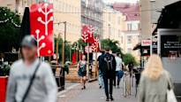 Helsingin terasseilla katukauppiaat myyvät nyt varastettuja partakoneita, kelloja ja kuulokkeita