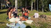 Lahtelaisella saarifestarilla moni kertoo samasta kokemuksesta: ”Konemusiikki maadoittaa ja rauhoittaa”