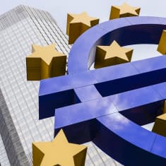 Euro-veistos keskuspankin edessä