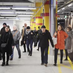 Matkustajia Matinkylän bussiterminaalissa Espoossa.