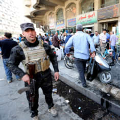 Sotilas vartioi torikauppaa Irakin pääkaupungissa Bagdadissa.
