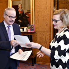 Uusi kansanedustaja Eero Reijonen esitti valtakirjansa.