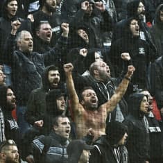 PAOK Thessalonikin kannattajia kuvassa