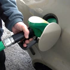 Jos epärehellinen tankkaaminen lisääntyy, huoltamo joutuu asentamaan lukot polttoainemittareihin.