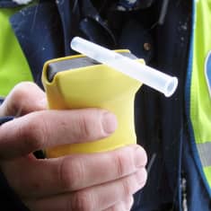 poliisilla alkometri kädessä
