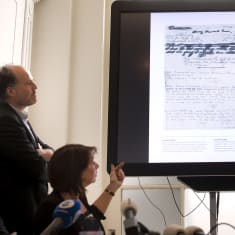 Tutkijat esittävät videolla kaksi Anne Frankin päiväkirjan peitettyä sivua.