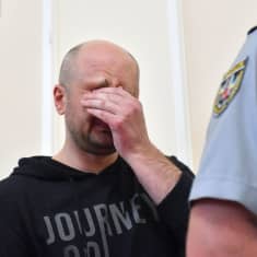 Arkadi Babtšenko puhkesi itkuu lehdistötilaisuudessa 30. toukokuuta.