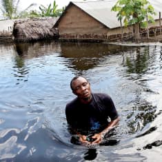 Mies kahlaa tulvavedessä Somalian Jamamessa.