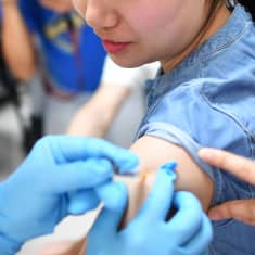 HPV-rokote annetaan olkavarteen.