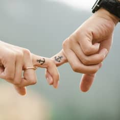 Kaksi kättä, joihin tatuoitu sama kuva.