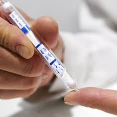 henkilö ottamassa hiv-testiä