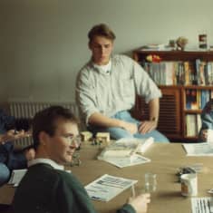Espoolainen peliporukka vuonna 1991 pelaamassa Warhammer Fantasy Roleplaytä