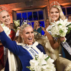 Alina Voronkova kruunattiin Miss Suomi 2018 ja perintöprinsessoiksi valittiin Eevi Ihalainen (oik.) ja Jenny Lappalainen (vas.) Billnäsin ruukilla Raaseporissa 29. syyskuuta
