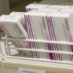 Fluorokinoloniantibiootteihin kuuluvaa Ciprofloxacin -pakkauksia hyllyssä