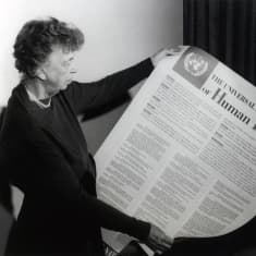 Eleanor Roosevelt esittelee YK:n ihmisoikeuskomission ihmisoikeuksien julistusta.