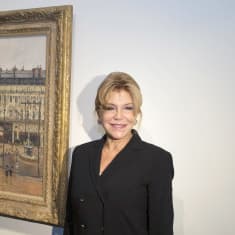 Carmen Thyssen poseerasi Camille Pissarrosin Rue Saint-Honore in the Afternoon -teoksen vieressä näyttelyssä Barcelonassa vuonna 2013.