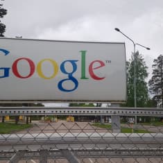 Googlen logo Summan entiseen paperitehtaaseen rakennetun palvelinkeskuksen portilla Haminassa.