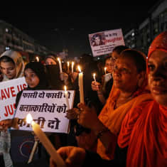 Intiassa naiset marssivat kynttilämielenosoituksessa 16. huhtikuuta 2018. Ihmiset olivat kokoontuneet vastustamaan  Jammun ja Kashmirin alueilla sattuneita lapsiin kohdistuneita raiskauksia.