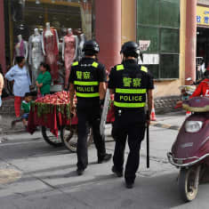 Poliisipartio Kashgarissa Xinjiangin alueella.