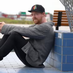 Adam Huuva istuu Ruotsin ja Suomen välisellä valtakunnanrajan päällä.