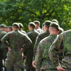 Puolustusvoimat antavat virka-apua poliisille valvontatehtävissä.