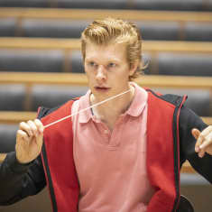 Eero Lehtimäki johtaa orkesteria harjoituksissa.