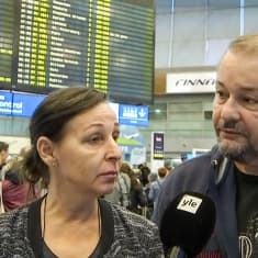 Naantalilaiset Päivi ja Peter Lindström haastateltavina Helsinki-Vantaan lentoasemalla 23. syyskuuta. 