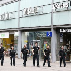 Poliiseja ostoskeskuksen ulkopuolella.