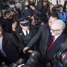 Britannian työväenpuolueen puheenjohtaja Jeremy Corbyn median piirittämänä lähtiessään kotoaan tappion jälkeen 13. joulukuuta. 