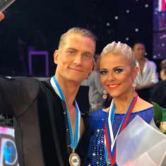 Jaak Vainomaa ja Tiina Tulikallio voittivat tanssiurheilun 10-tanssin ammattilaisten MM kilpailut Venäjällä Jekaterinburgissa.
