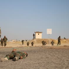 Suomalaiset kriisinhallintajoukot antavat taistelulääkintäkoulutusta peshmerga-sotilaille Erbilin lähettyvillä Irakissa loppuvuodesta 2019. 