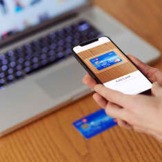 Luottokortin skannaus Apple Pay -järjestelmään.
