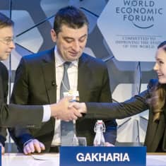 Valdis Dombrovskis , Giorgi Gakharia, Sanna Marin maailman talousfoorumissa Davosissa.