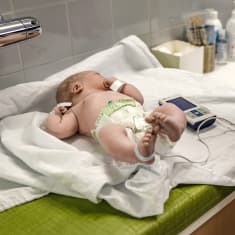 Oulun yliopistonsairaalassa tutkitaan vauvaa.