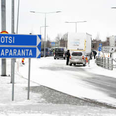 Suomalaiset rajavartijat tarkistavat kulkulupia Tornion ja Haaparannan välisellä rajanylityspaikalla.