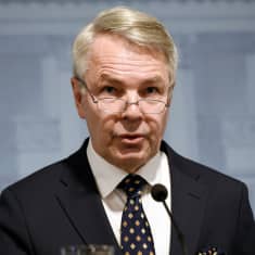 Ulkoministeri Pekka Haavisto hallituksen koronatilannekatsauksessa Helsingissä 7. huhtikuuta.