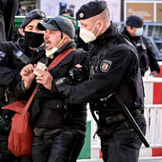 Poliisi ottaa kiinni miehen, joka otti osaa korona-aiheiseen mielenosoitukseen Kölnissä