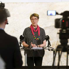 Satu Hassi tiedotustilaisuudessa valiokunnan kokouksen jälkeen.