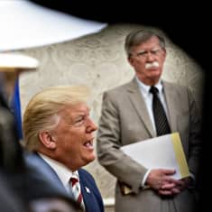 Kansallisen turvallisuuden neuvonantja John Bolton katselee, kun presidentti Donald Trump puhuu Valkoisessa talossa 20 elokuuta 2019.