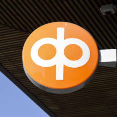 OP:n logo pankkikonttorin seinustalla.