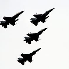 Taiwanin vanhoja F-16-hävittäjiä taivaalla.