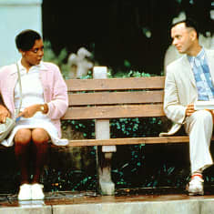 Tom Hanks ja Rebecca Williams istuvat penkillä.