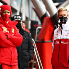 Sebastian Vettel (vas.) ja Mick Schumacher