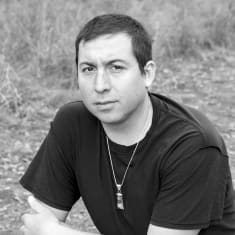 Kuvassa on kirjailija Tommy Orange.