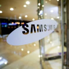 Ihmisiä Samsungin pääkonttorissa Soulissa.