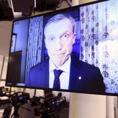 Erityisedustaja Jussi Tanner ulkoministeriöstä osallistui karanteenin vuoksi etäyhteydellä ulkoministeriön tiedotustilaisuuteen koskien kotiutuksia al-Holin leiriltä 20. joulukuuta 2020.