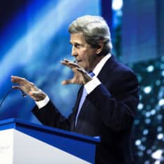  John Kerry puhuu ilmastokonfrensissa Portugalissa.
