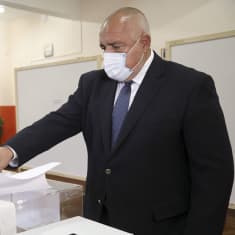 Bulgarian pääministeri Boiko Borisov äänestämässä parlamenttivaaleissa Sofiassa.